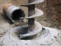 Бурение скважины для воды на участке.